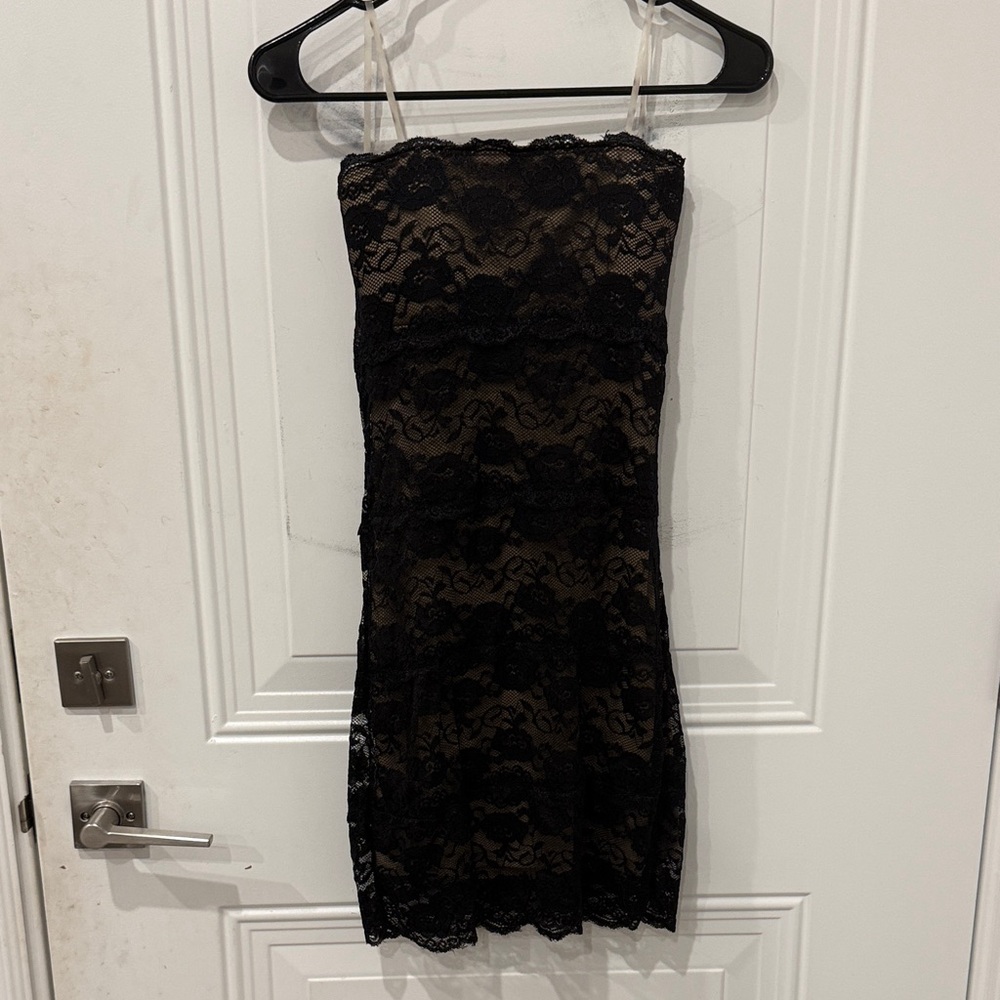 Chic Black Lace Strapless Dress